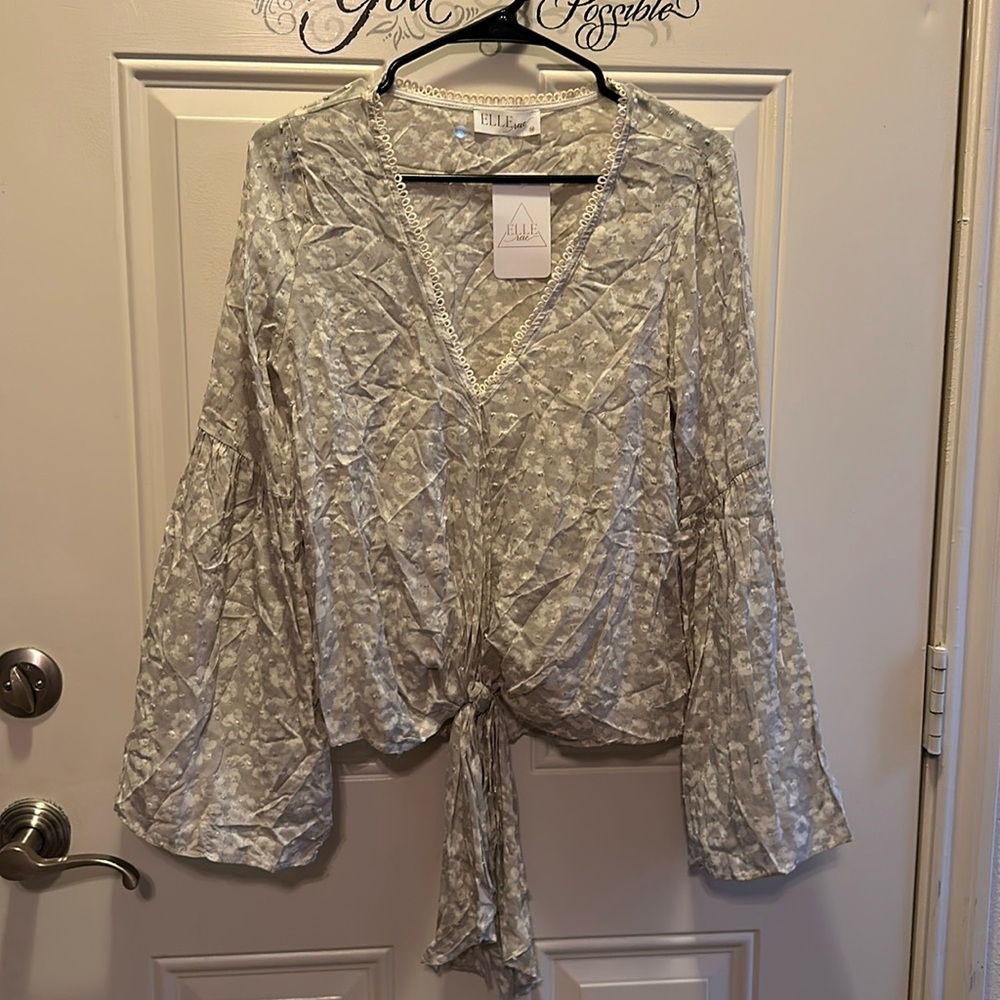 Elle Rae women’s grey and white RAYON front tie blouse / Size M / NWT / B-69